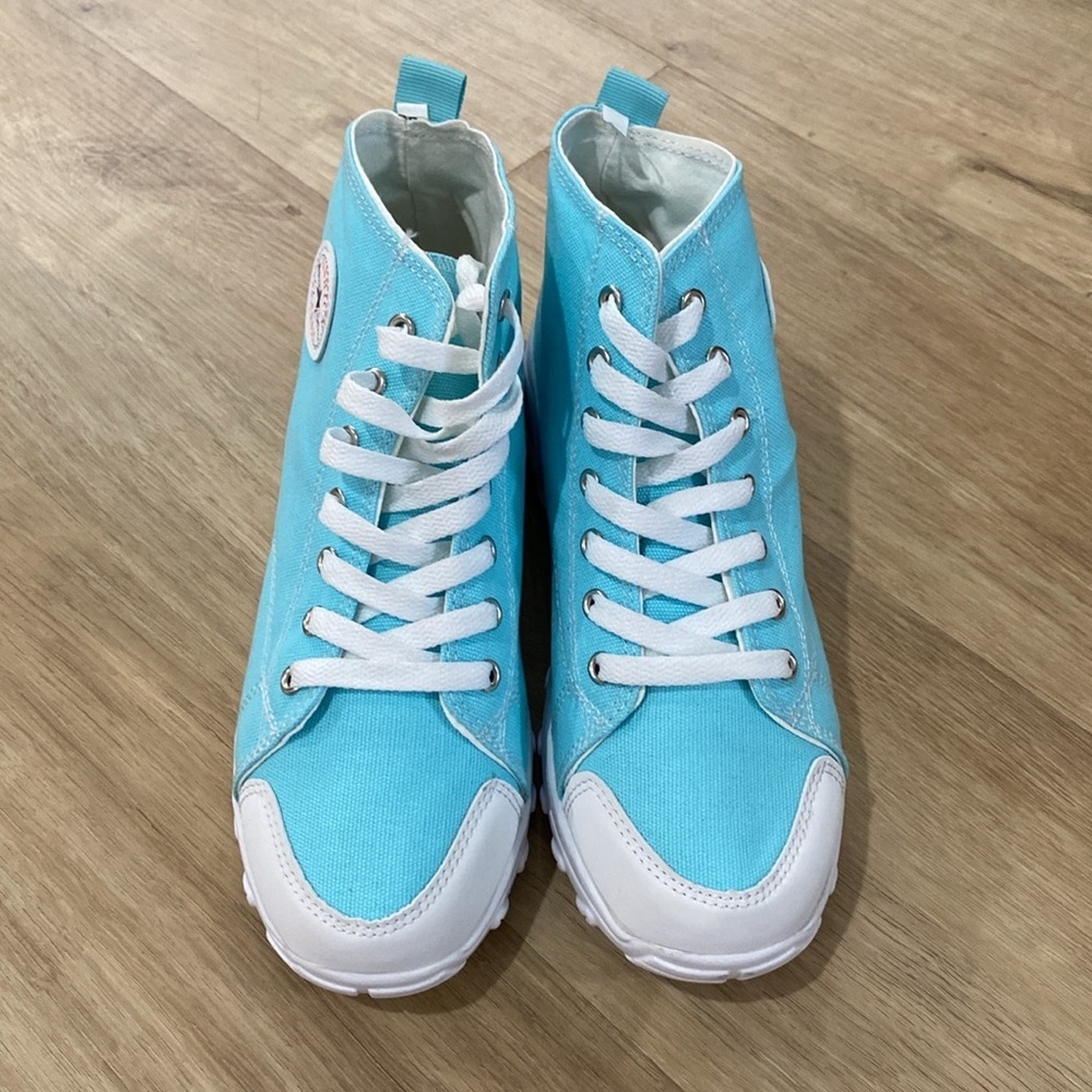 NEW Women’s High Top Canvas Sneakers - Picture 2 of 4